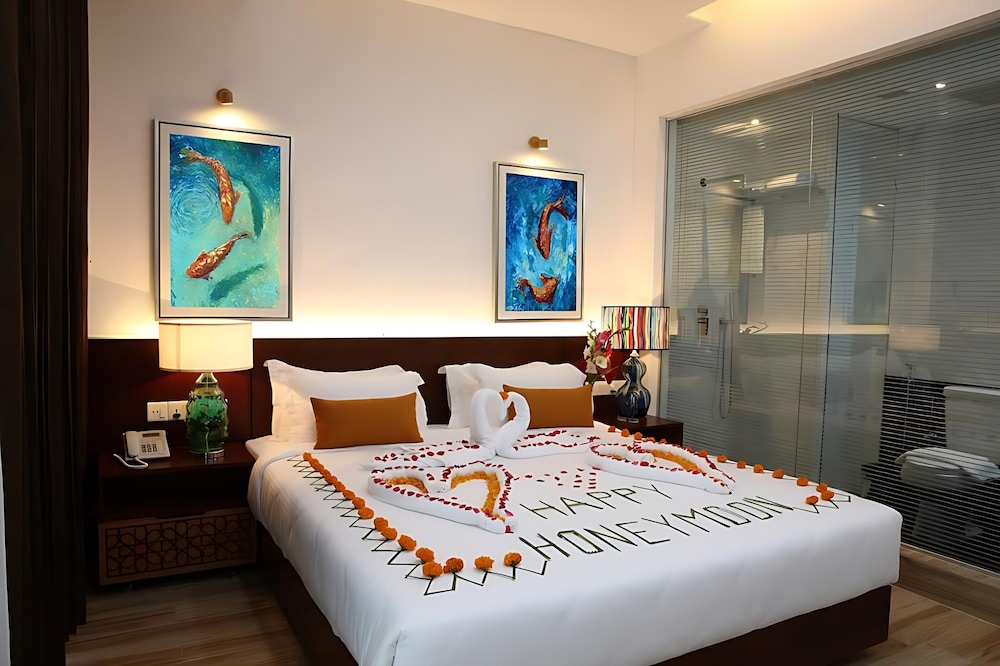 Deluxe King Room - Photo 2