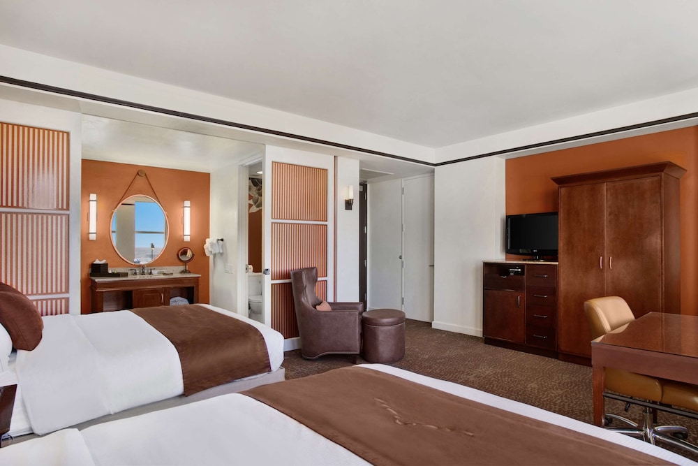 Room, 2 Queen Beds, Non Smoking - Photo 16