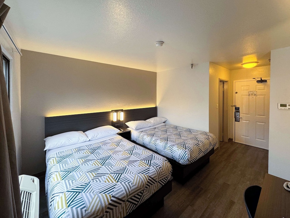 Deluxe Room, 2 Double Beds, Non Smoking, Refrigerator photo 3