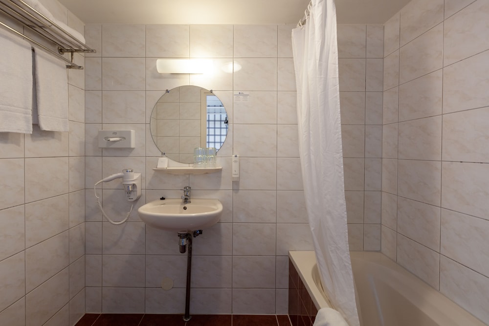 Business Room, 2 Twin Beds, Non Smoking - Photo 13