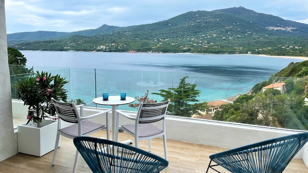 Deluxe Room, 1 Bedroom, Balcony, Sea View - Photo 4