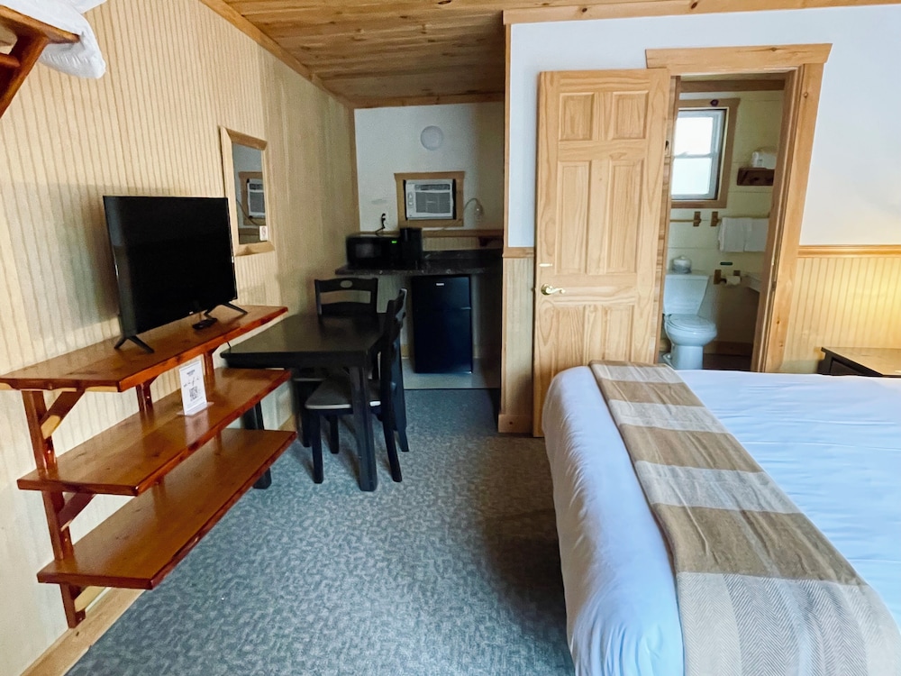 Standard Room, 1 Queen Bed photo 3