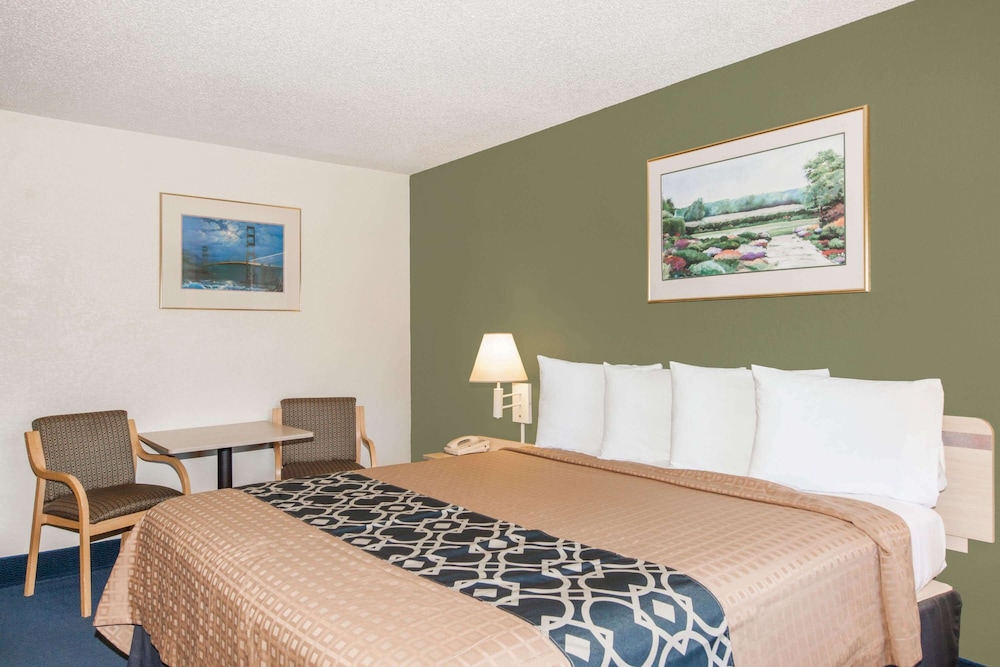Standard Room, 1 King Bed, Non Smoking photo 3