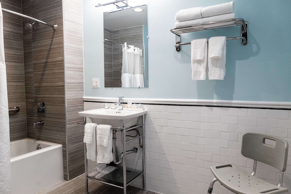Deluxe Room, 1 Queen Bed, Accessible Bathtub - Photo 7