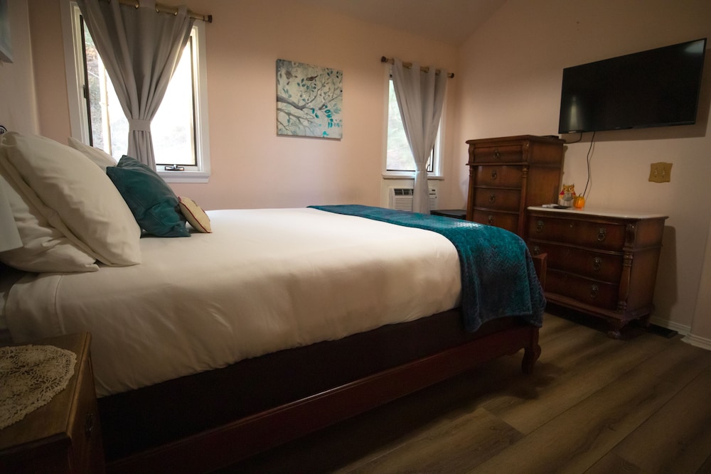 Standard Room, 1 Queen Bed photo 3