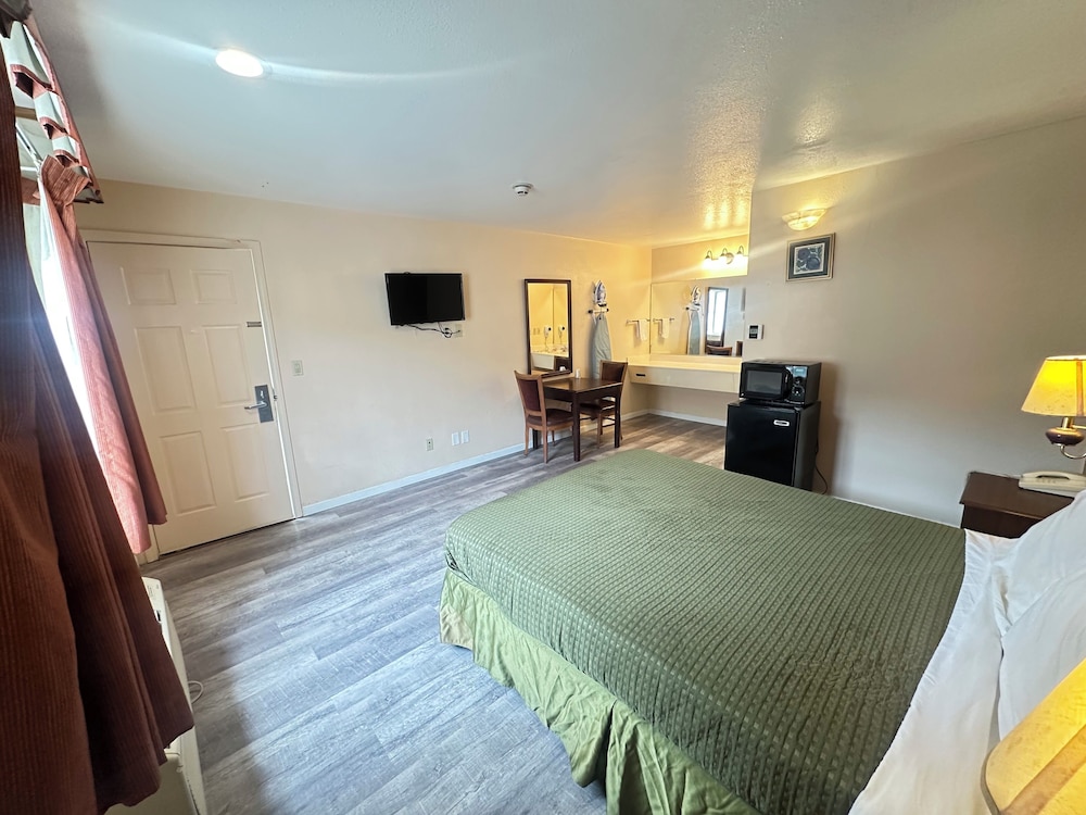Standard Room, 1 Queen Bed photo 2