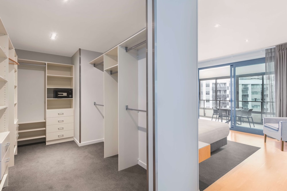 Premier Grand 3 Bedroom Apartment thumbnail 5