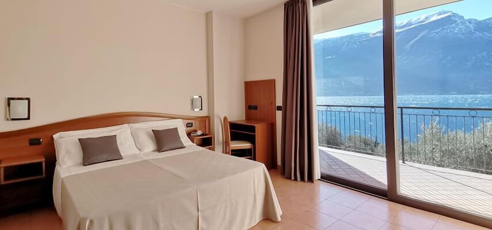 Double Room, Balcony, Lake View photo 2
