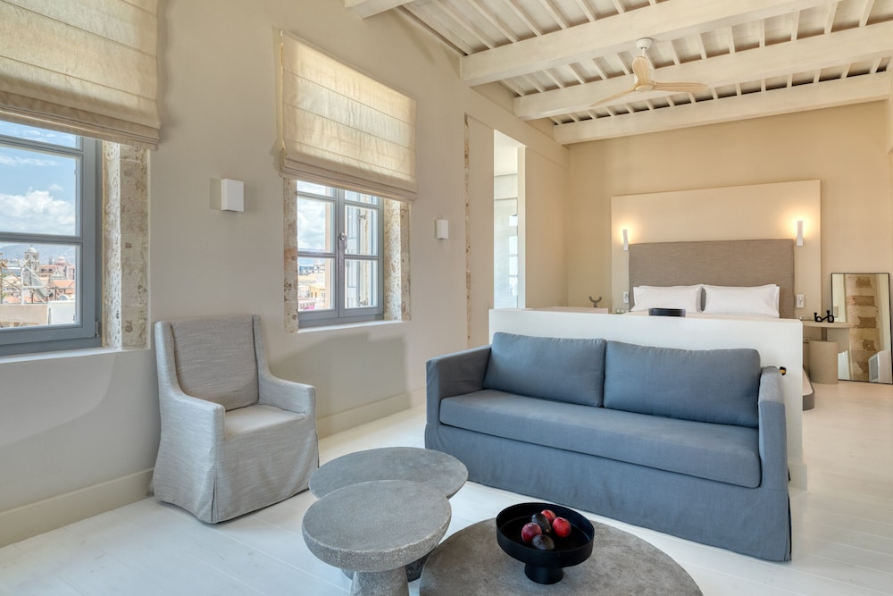 One-bedroom Suite with Old Harbor view photo 3