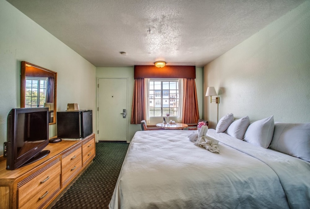 Deluxe Room, 1 King Bed, Non-Smoking, Partial Ocean View (Includes 1 parking  space) photo 2