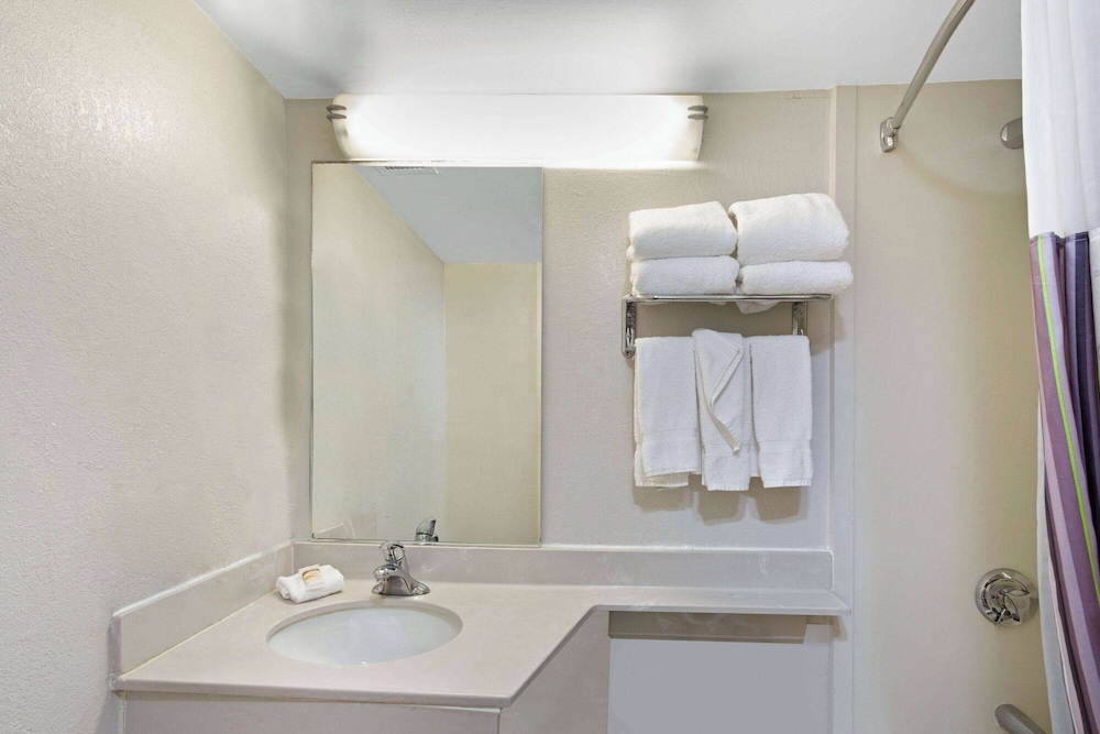 1 Full Bed, Mobility/Hearing Impaired Accessible Room, Limited View, Non-Smoking - Photo 2