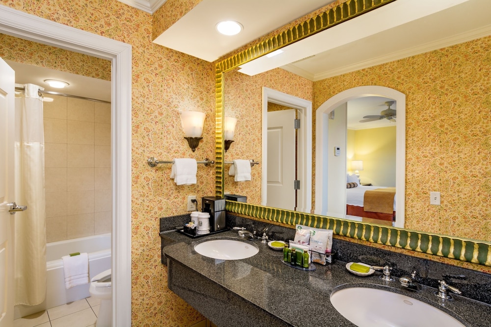 Premium Room, 1 King Bed, Balcony, Oceanfront - Photo 5