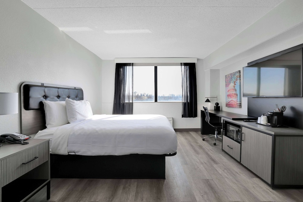 Room, 1 King Bed, Mobility Accessible, Non Smoking (Roll-In Shower) - Photo 5