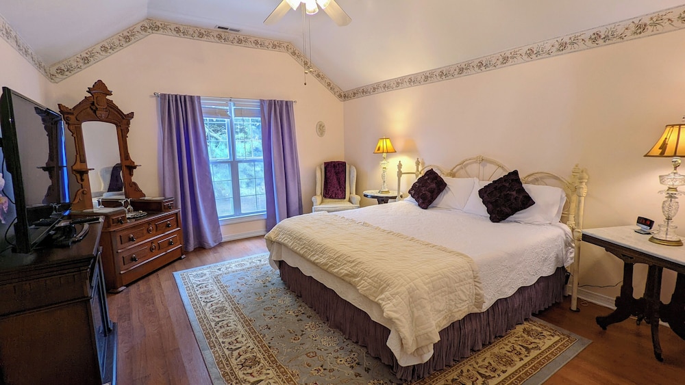 Romantic Suite, 1 King Bed, Jetted Tub photo 3