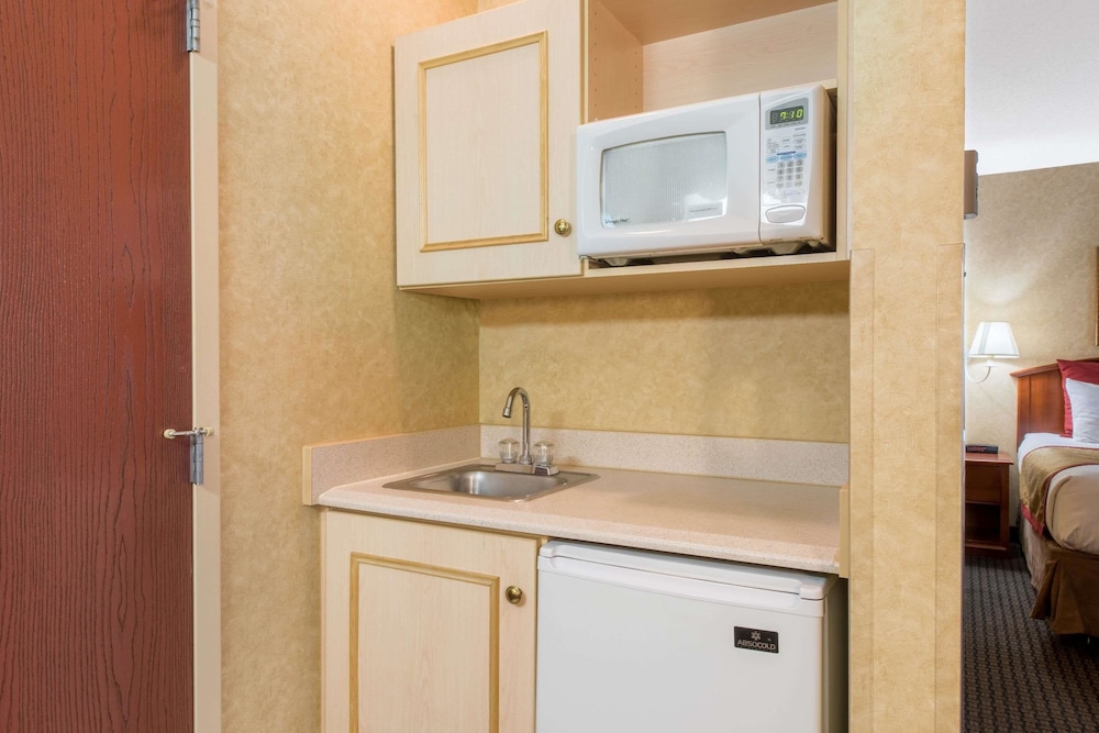 Suite, 1 Queen Bed, Non Smoking (Accessible) - Photo 5