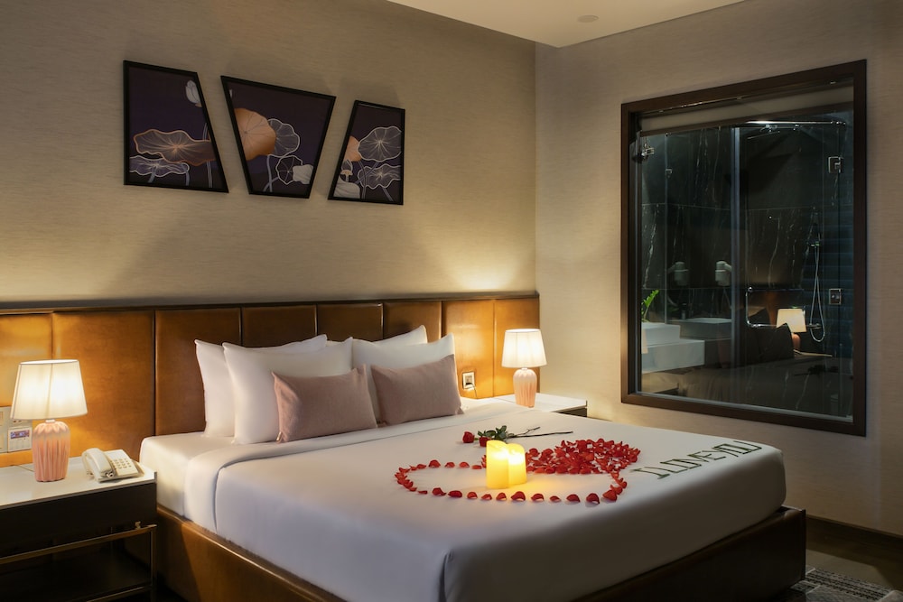 Deluxe Bathtub with Balcony include Afternoon Tea - Photo 2
