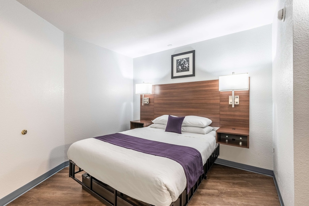 Suite, 1 Queen Bed - Photo 1