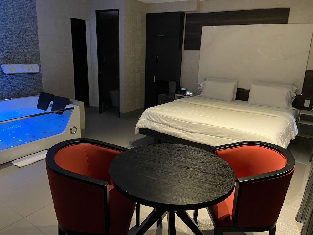 Suite with hot tub - Photo 9