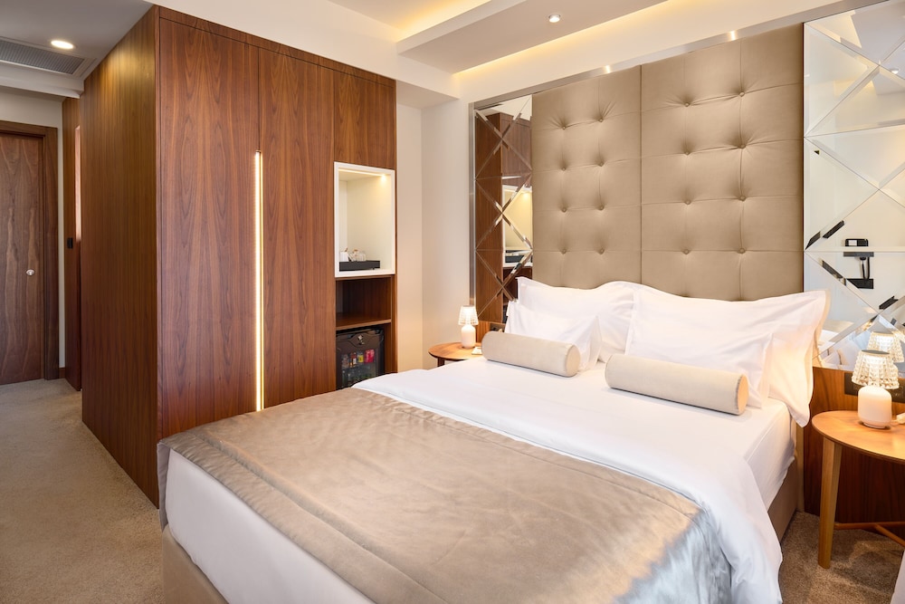 Classic Double or Twin Room, Balcony, City View photo 2