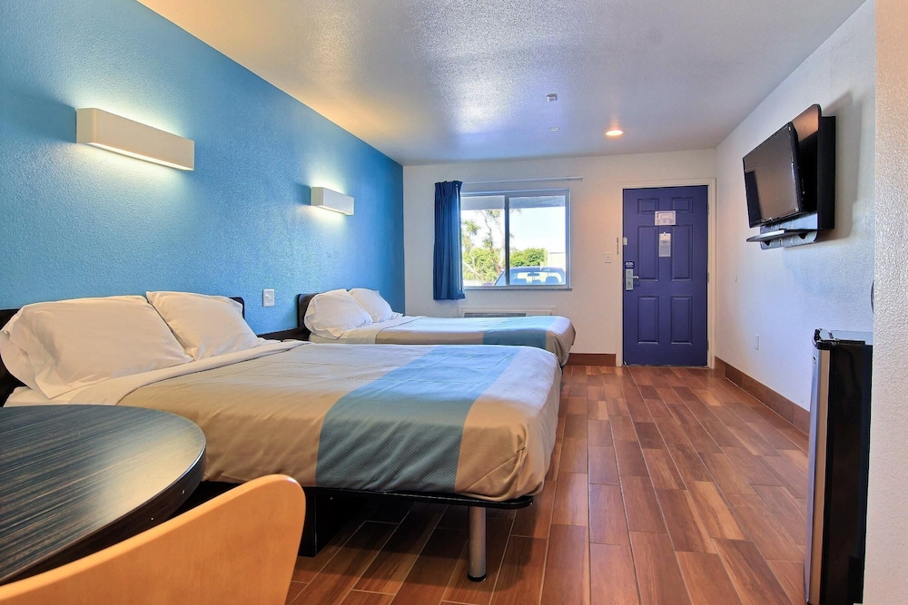 Deluxe Room, 2 Queen Beds, Non Smoking, Kitchenette photo 3
