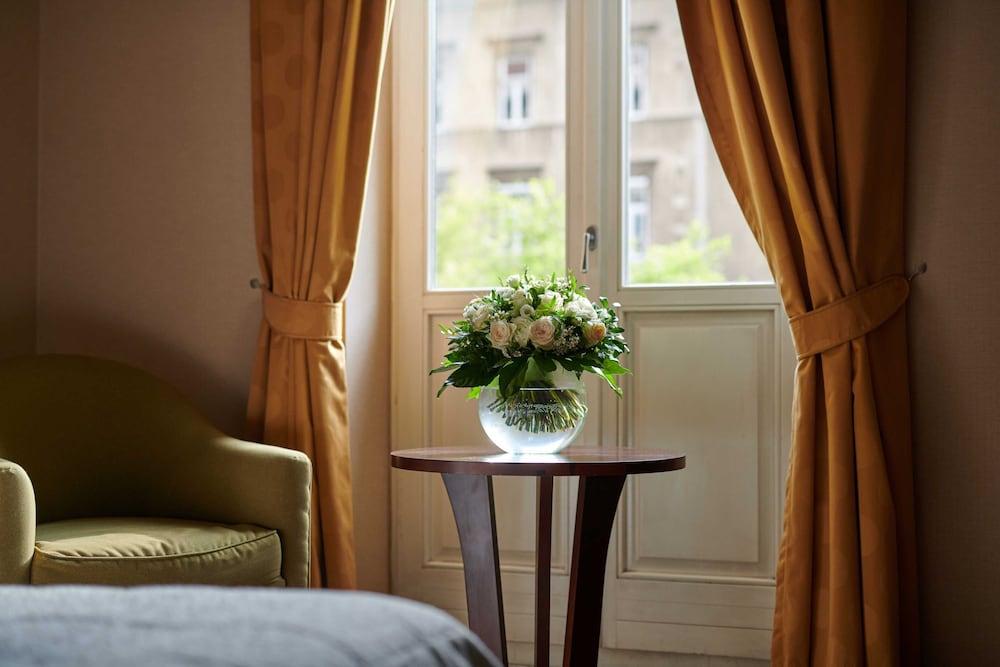 Deluxe Suite (with Spa and Executive Club Access)