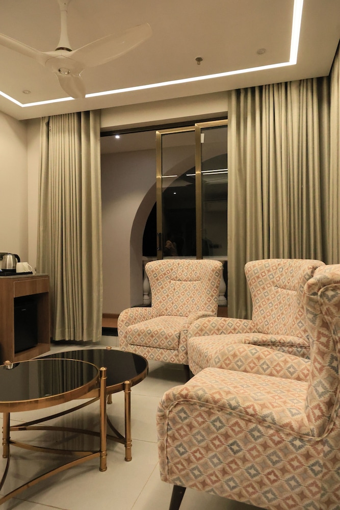 Executive Suite - Photo 2