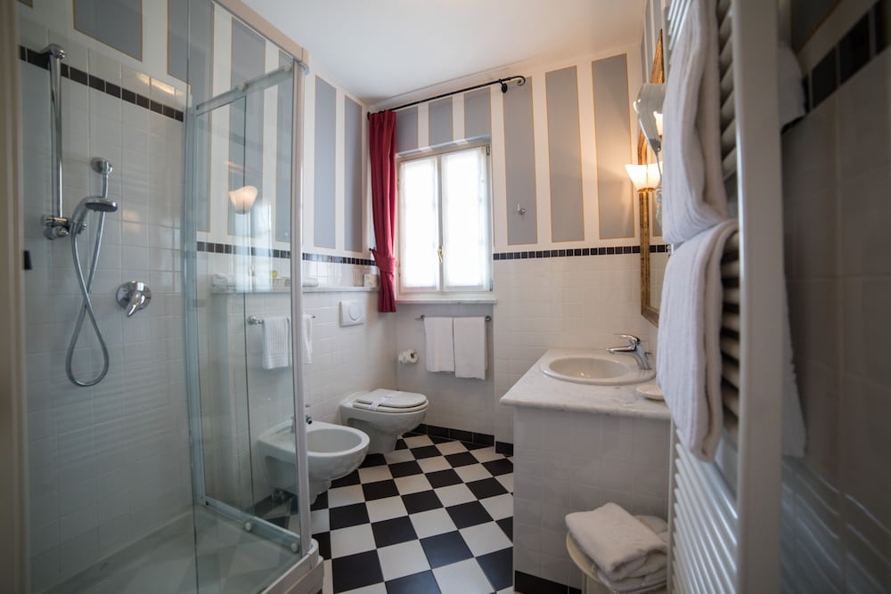 Queen Room - Photo 10