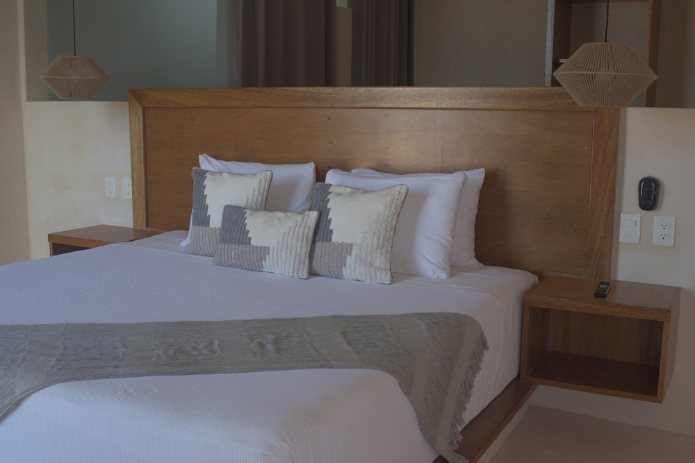 Deluxe Room, 1 King Bed, Garden View photo 3