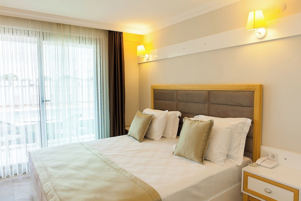 Deluxe Double Room, 1 Double Bed, Pool View