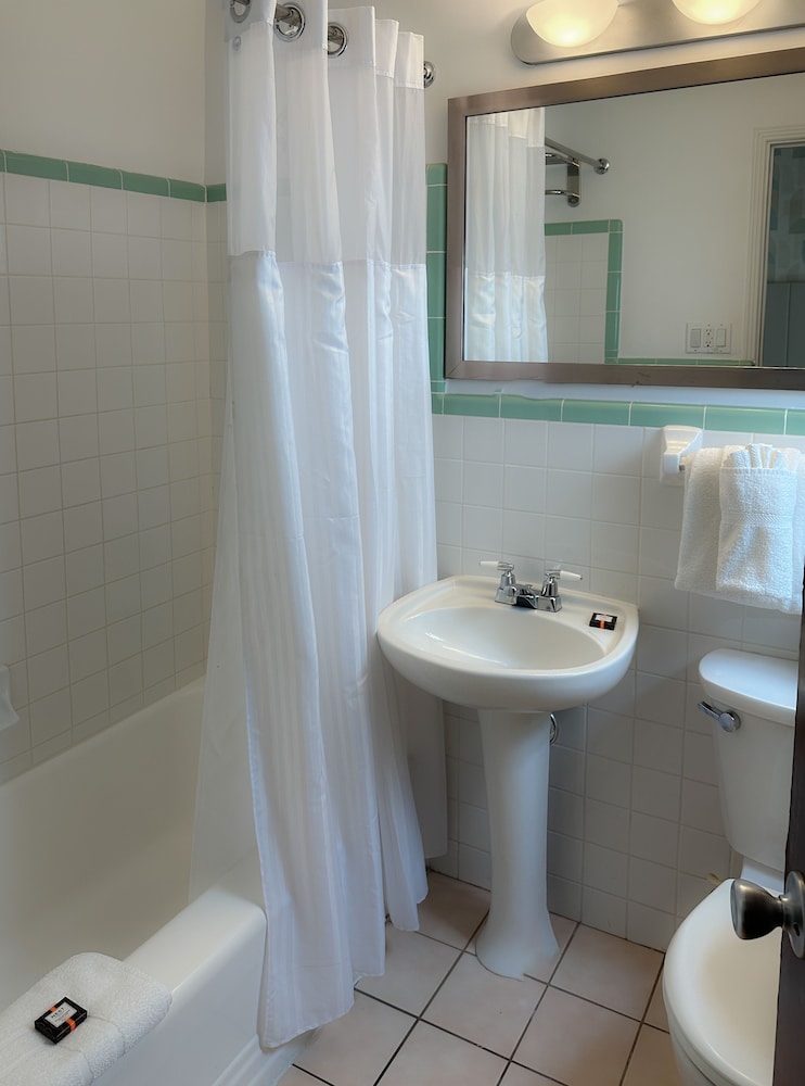 Room, 2 Double Beds, Ocean View - Photo 8