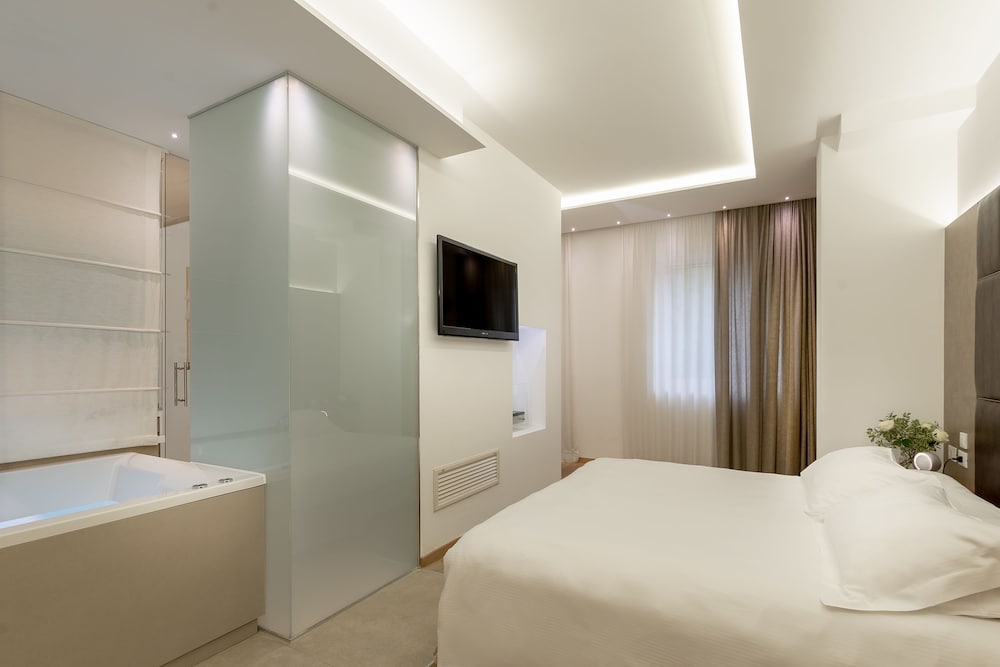 Round Suite with Hot Tub - Photo 9
