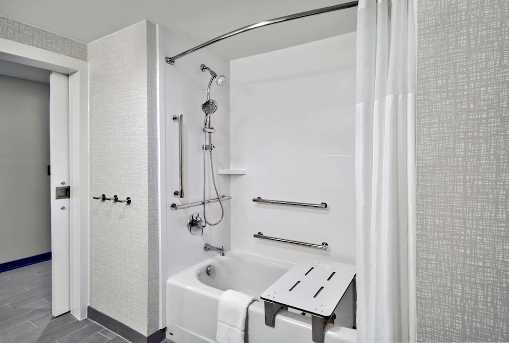 Room, 2 Queen Beds, Accessible, Bathtub (Mobility & Hearing) - Photo 4