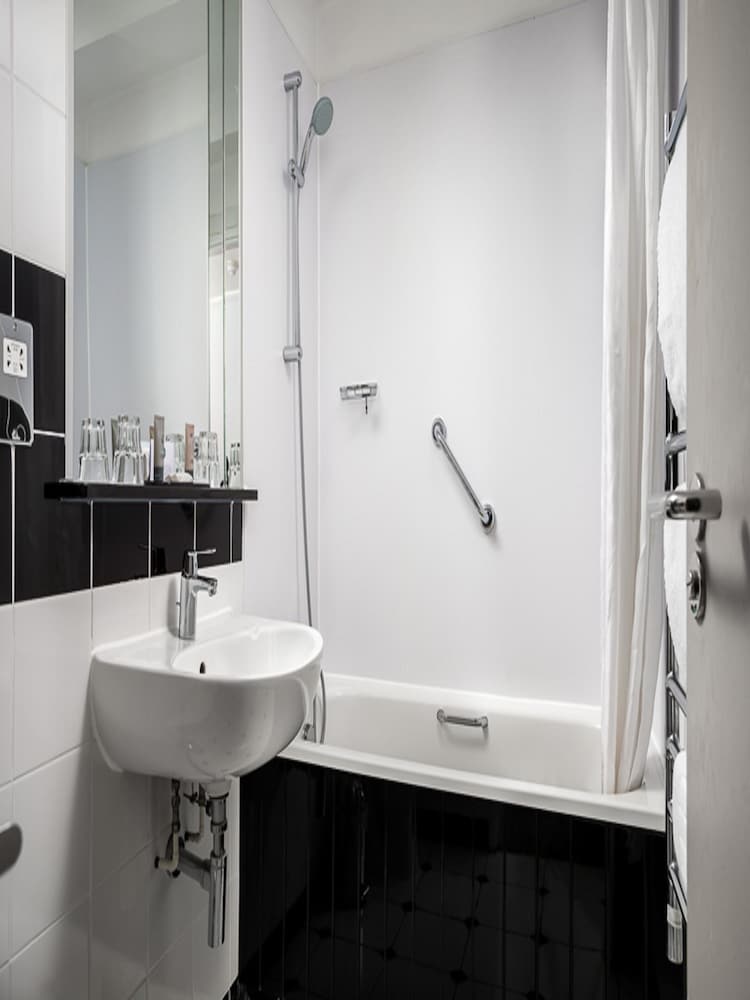 Classic Double Room, 1 Double Bed (Harbour Facing) - Photo 3