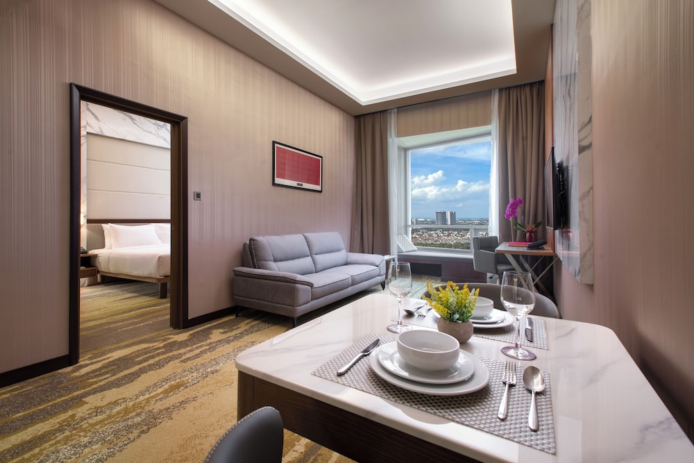 Premier Room, 1 King Bed photo 1