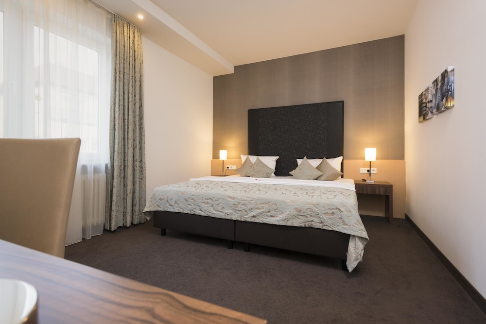 Premium Suite, 1 King Bed (Cozy Sitting Corner) photo 2