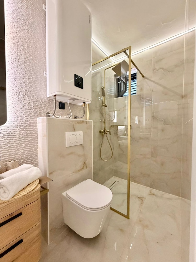 Deluxe Double Room, Lake View (3 pax) - Photo 12