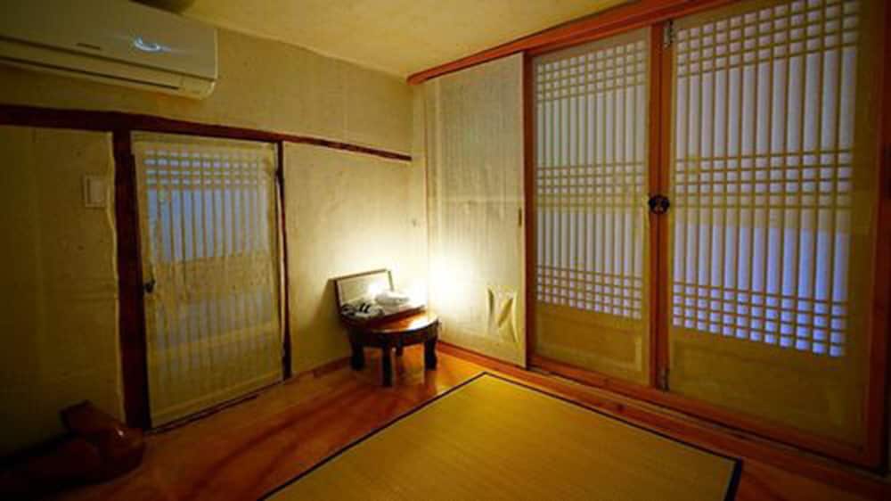 Room (3) photo 3