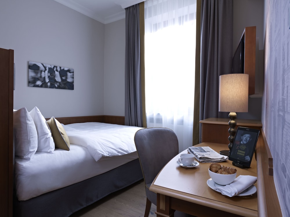 Standard Room, 1 Queen Bed - Photo 1