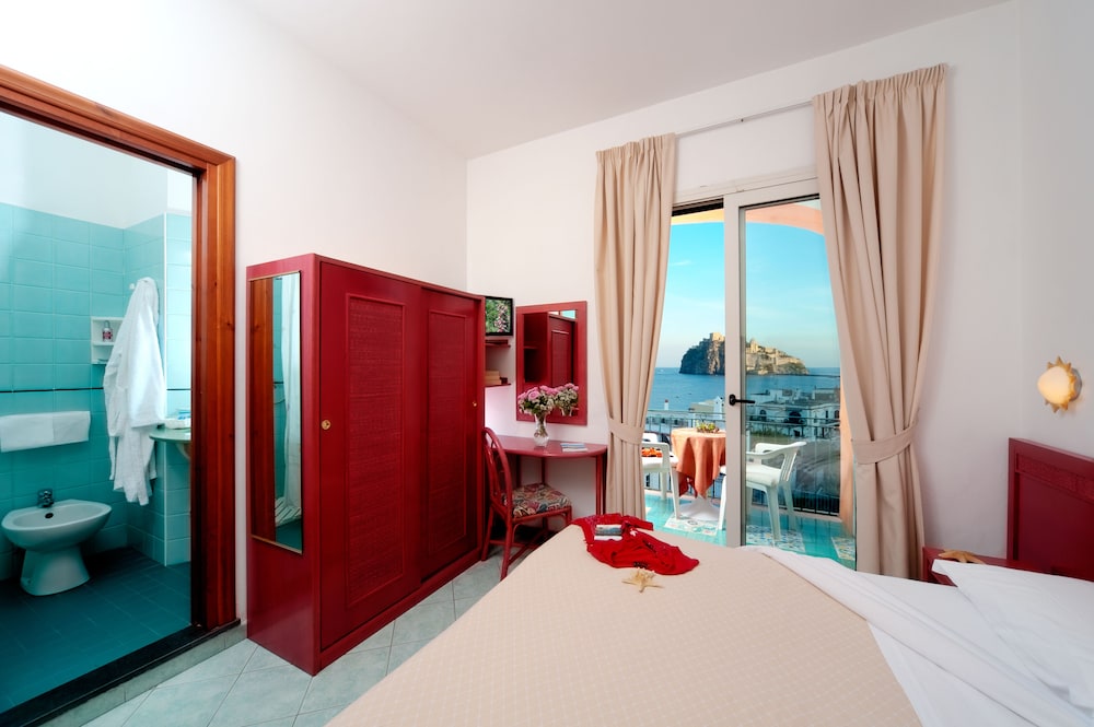 Classic Double or Twin Room, Sea View - Photo 2