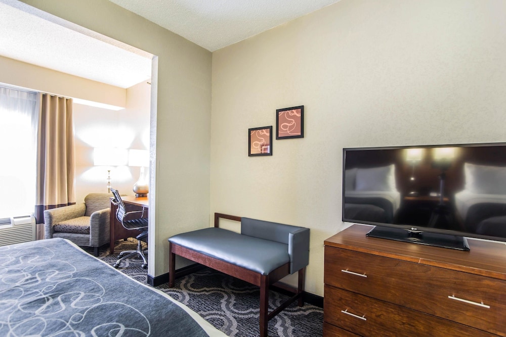 Suite, Non Smoking (2 Queen Beds & 1 Sofa Bed) - Photo 2
