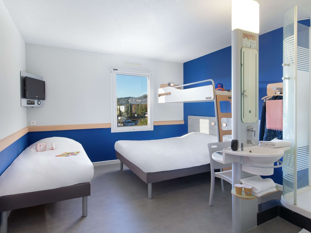Family Room, 2 Double Beds photo 3