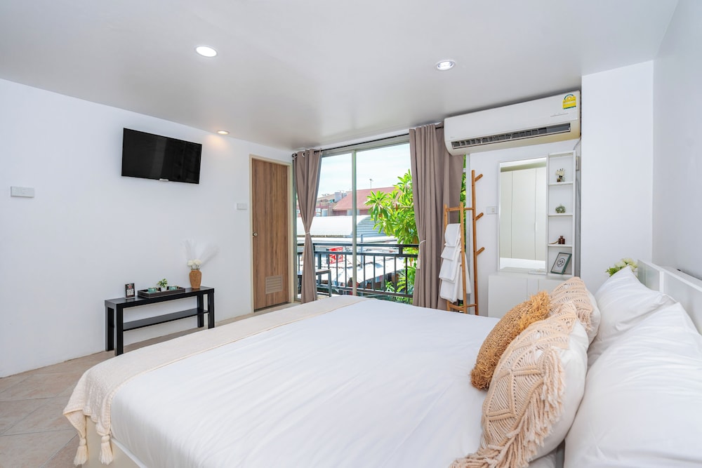 King Room with Balcony - Photo 1