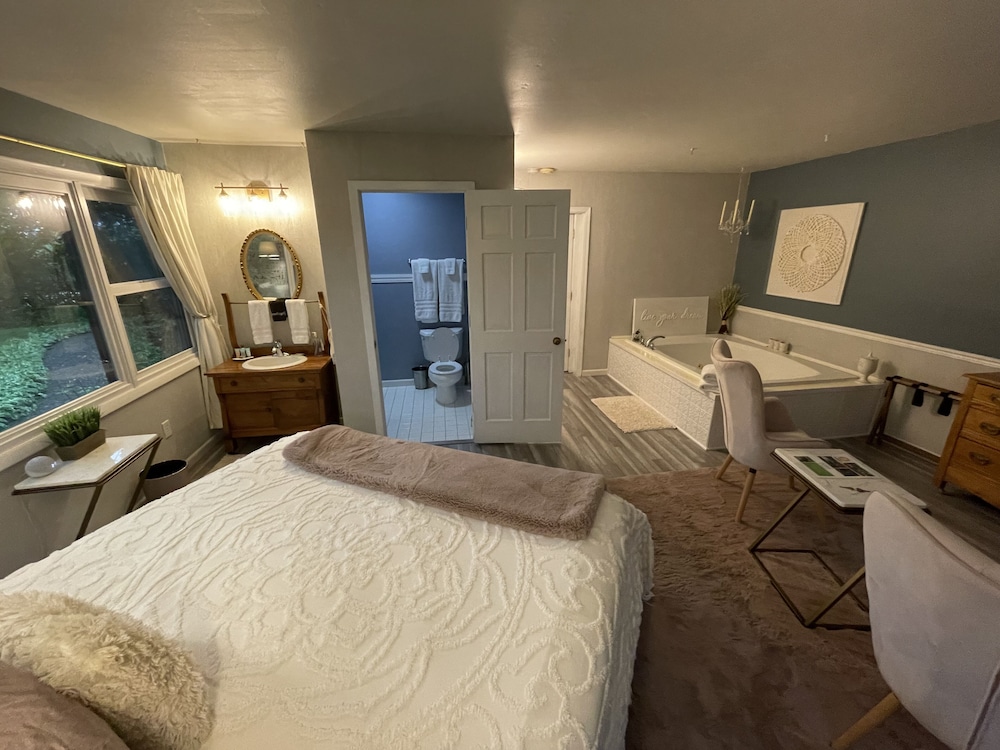 Romantic Studio Suite, 1 King Bed, Jetted Tub, Ground Floor photo 2