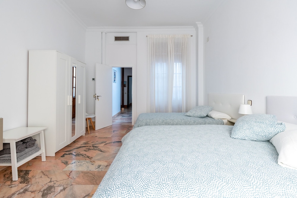 Habitación Cuádruple de la Ciudad, solo para Hombres, con Vista a la Ciudad