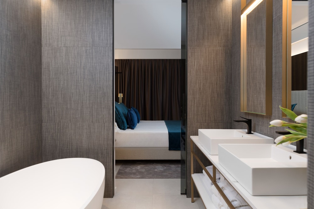 Suite, City View