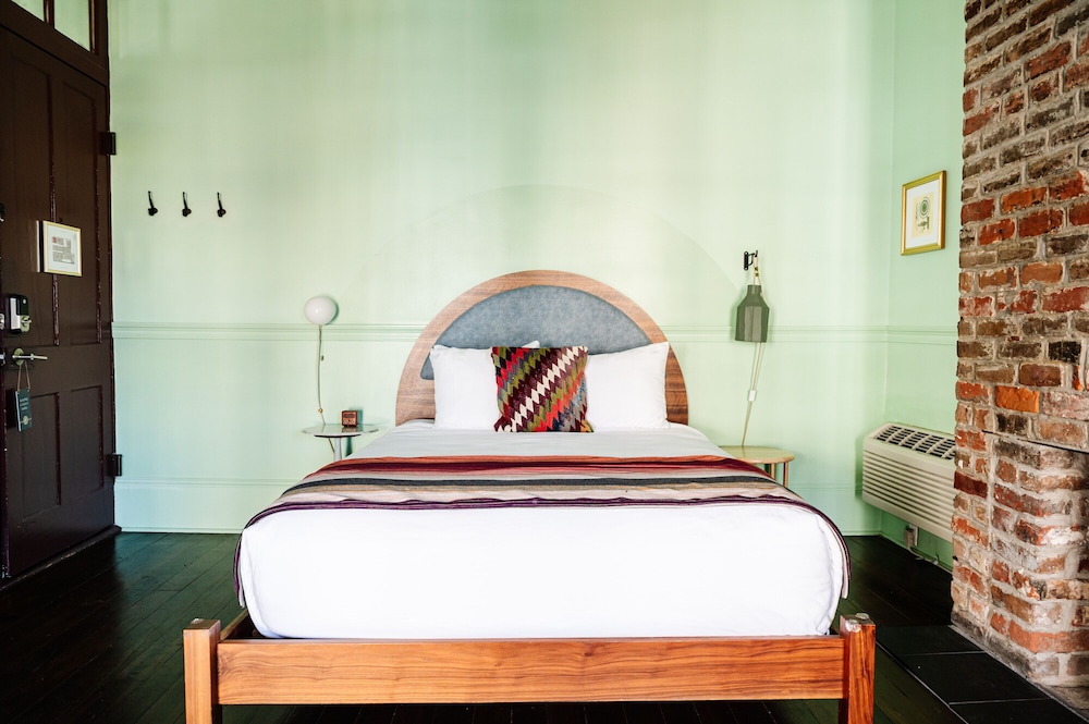 Queen Room (24/7 Front Desk) - Photo 2