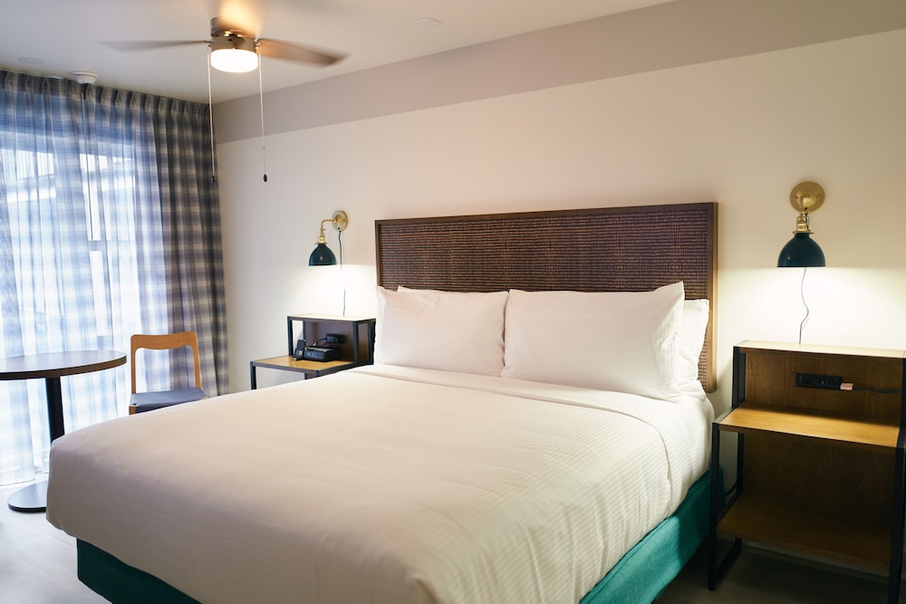 Superior Room, 1 King Bed, Accessible, Pool Access