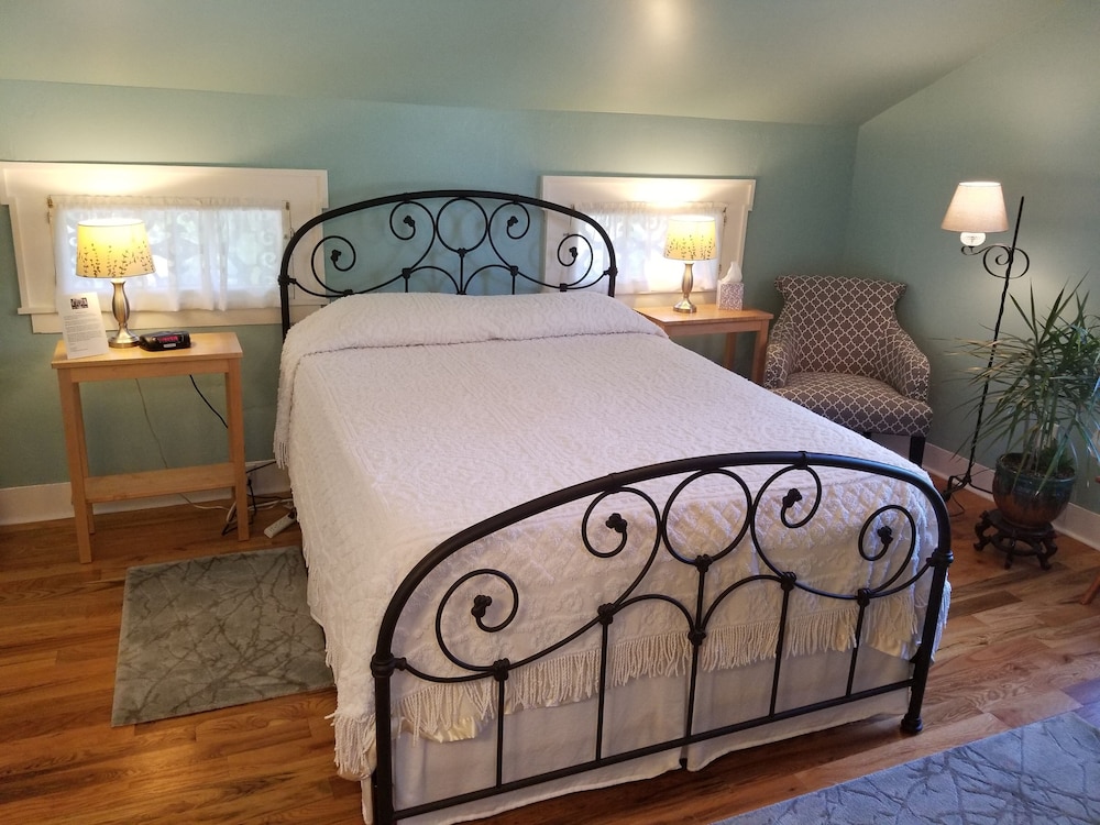 Guest Room 2 / Queen Bed Room with a Private Bath photo 1