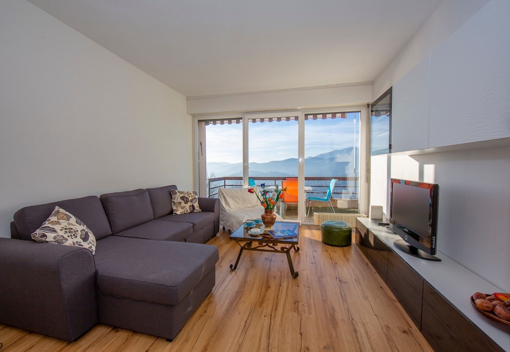 Family Apartment, Multiple Bedrooms, 2 Bathrooms, Mountainside (Aldesago Panoramica)