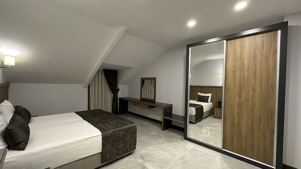 Junior Suite, Multiple Beds thumbnail 5